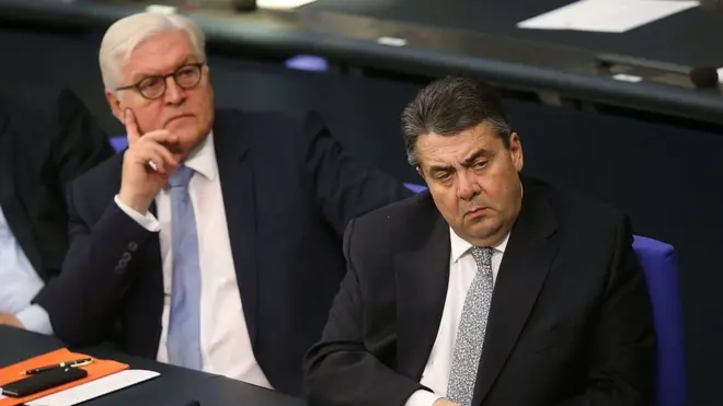 Франк-Вальтер Штайнмаєр (зліва) поступається постом Зігмару Габріелю (справа)