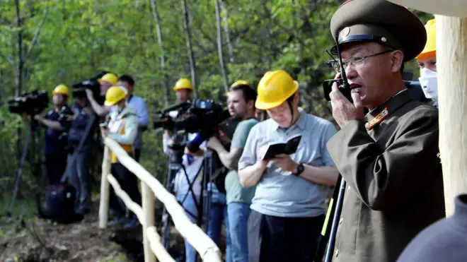 지난 5월 북한 핵무기연구소 관계자가 풍계리 갱도 폭파에 앞서 무선 교신을 하고 있다.