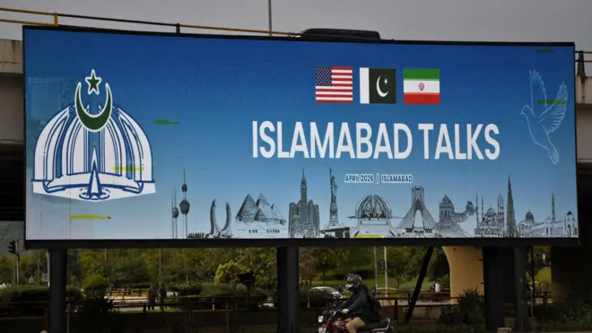 Плакат в Исламабаде с надписью "Переговоры в Исламабаде" и флагами Пакистана, Ирана и США