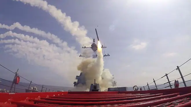 ‎این تصویر منتشرشده از سوی نیروی دریایی آمریکا، ناوشکن موشک‌انداز «یواس‌اس پیترسن جونیور» را در حال شلیک یک موشک کروز تهاجم زمینی تاماهاک» در جریان عملیات «خشم حماسی» در ۲۸ فوریه ۲۰۲۶ در دریا نشان می‌دهد