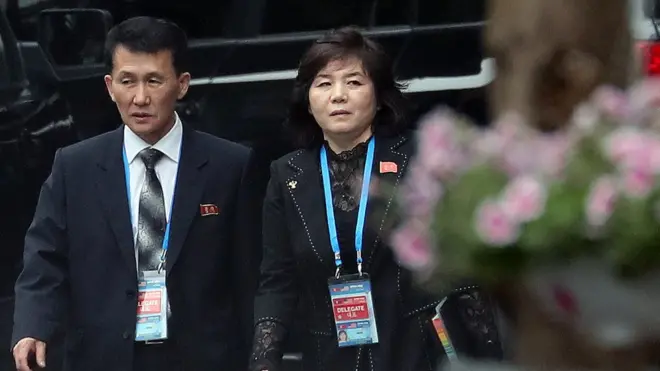 최선희 북한 외무성 부상이 2019년 2월 28일 오전(현지시간) 메트로폴호텔에서 열리는 김정은 북한 국무위원장과 도널드 트럼프 미국 대통령의 정상회담에 참석하기위해 숙소인 베트남 하노이 멜리아호텔을 나서고 있다