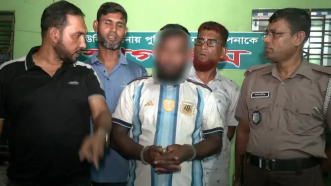 আটকের পর কয়েক দফায় ওই ব্যক্তির গায়ের জার্সি পরিবর্তন করে ছবি পাঠানো হয় গণমাধ্যমের কাছে