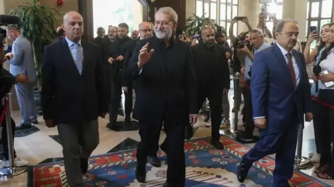 Ali Larijoniy (o‘rtada).