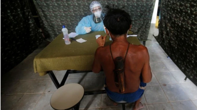 Homem do povo Yanomami é atendido em Alto Alegre, Roraima; plenário do STF deve se debruçar sobre pauta acerca do papel do governo federal na proteção das terras indígenas na pandemia de coronavírus