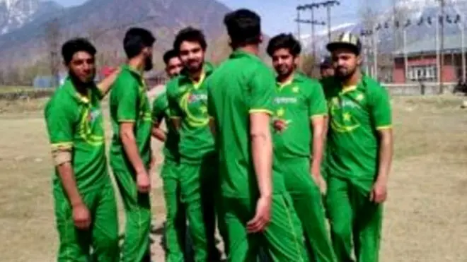 کشمیری لڑکے پاکستانی وردی میں
