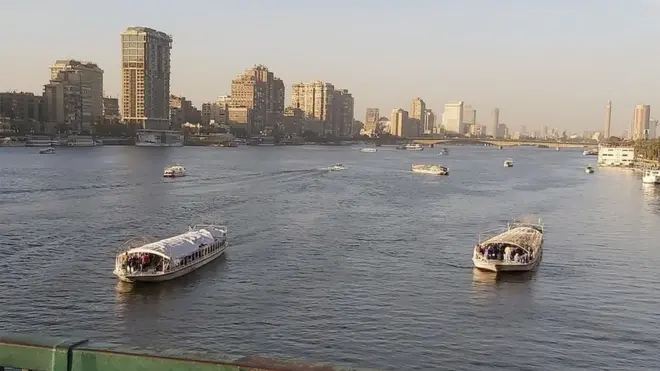 وصلة رقص رفقة عدد من المدرسين على سطح مركب بوسط النيل