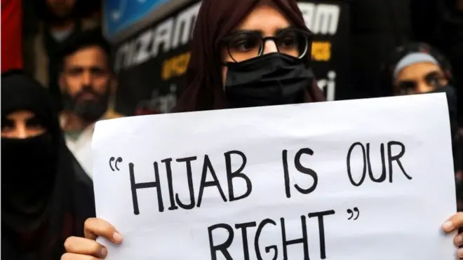 హిజాబ్ కోసం యువతుల ఆందోళన