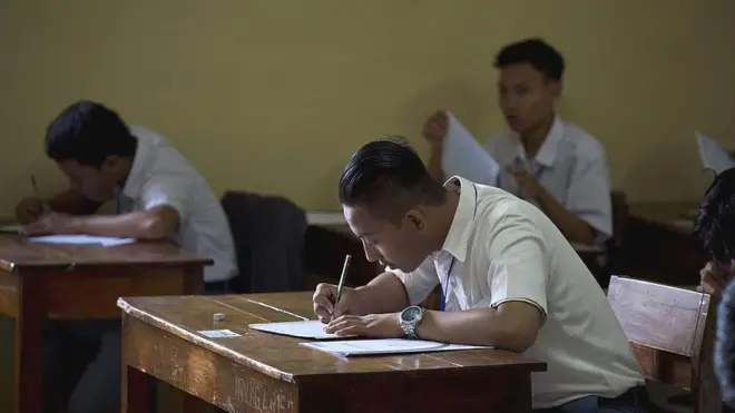 Ujian Akhir Nasional sebagai persyaratan kelulusan sekolah mulai diterapkan pada 2001. Ujian ini dipersoalkan antara lain karena tidak mencerminkan performa siswa selama bertahun-tahun mengenyam pendidikan.