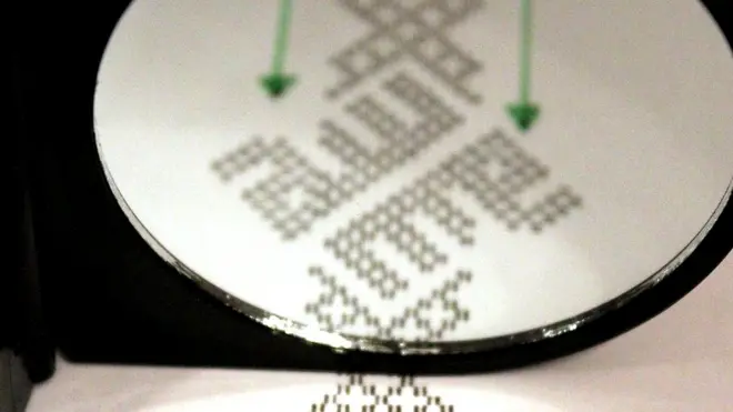 اس پیٹرن کو بڑا کر کے شیشے میں اس عکس دیکھنے پر علم ہوا کہ یہ لفظ اللہ ہے۔