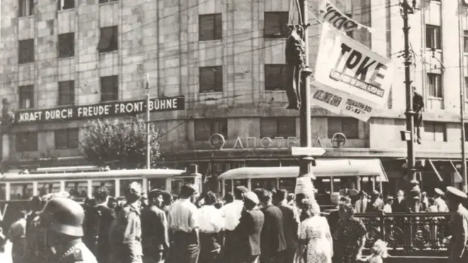 Тела петорице жртава стајала су до увече као упозорење свима који би хтели да пруже отпор