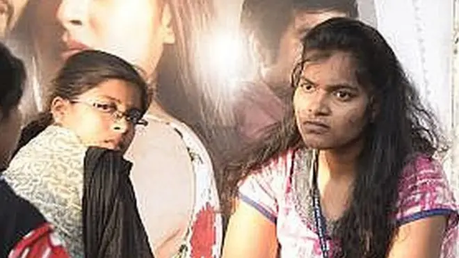 వేచి చూస్తున్న యువతులు