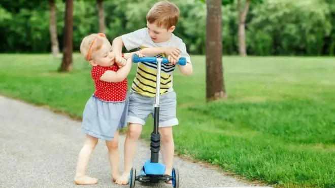 ما أسباب الصراعات المستمرة بين الأشقاء منذ الطفولة وحتى البلوغ؟