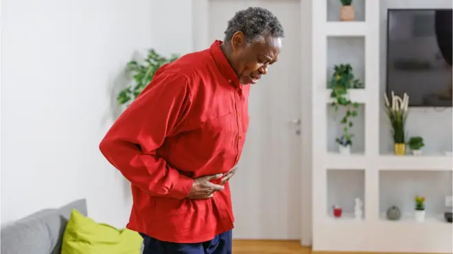 Homme qui se tient le ventre