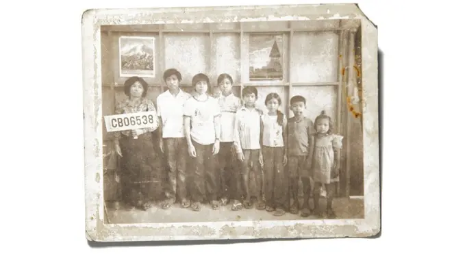 Keluarga Vira pada Februari 1981 di kamp pengungsi Chonburi, Thailand. Foto ini digunakan untuk proses imigrasi untuk melakukan perjalanan ke AS.