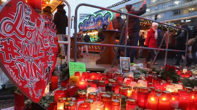 靠近西柏林布賴特施德廣場（Breitscheidplatz）的聖誕集市星期四重新開放，人們在卡車肇事現場擺上眾多蠟燭和鮮花，哀悼事件遇難者。