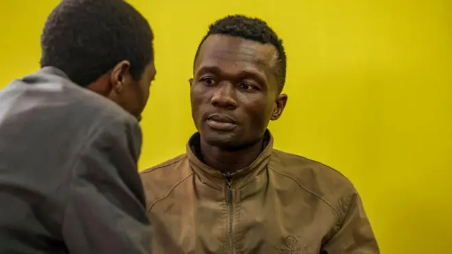 Collins Jumaisi Khalusha (R), 33 ans, écoute son avocat alors qu'il se trouve sur le banc des accusés au tribunal de Kiambu, le 16 juillet 2024.