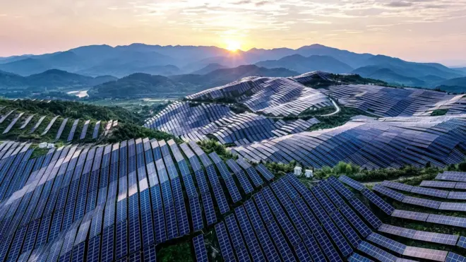 山地に設置されたソーラーパネル