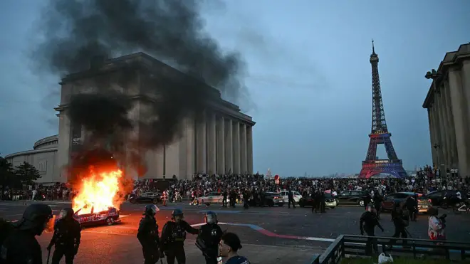Підпалений автомобіль, коли вболівальники ПСЖ святкують перемогу своєї команди у фіналі Ліги чемпіонів УЄФА між Парі Сен-Жермен (ПСЖ) та ФК "Арсенал", що відбувся в Будапешті, на площі Трокадеро навпроти Ейфелевої вежі в Парижі 30 травня 2026 року.