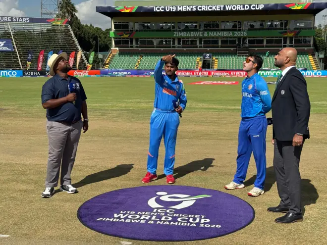 د هند لوبډلمشر پچه اچوي، افغان لوبډلمشر، رېفري او کمنټرېټر ورته ګوري.