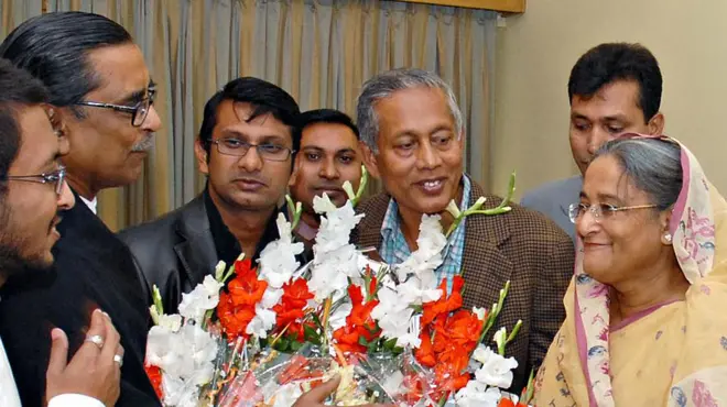 ২০০৮ সালের নির্বাচনের পর শেখ হাসিনার অভিনন্দন জানাচ্ছিলেন ১৪ দলীয় জোটের নেতারা। 