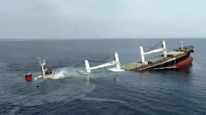 حوثیانو هغه ویډیو خپره کړه چې ښيي د (ایټرنټي سي) کښتۍ په توغندي ویشتل شوې او ډوبېږي