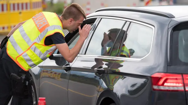 Проверка машин на границе Германии и Австрии