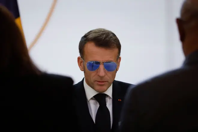 El presidente de Francia, Emmanuel Macron, con gafas de sol 