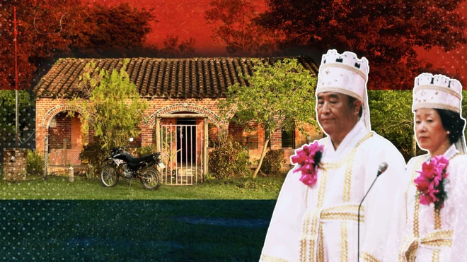 ilustración de una casa de Puerto Casado con la imagen sobreimpuesta de los fundadores de la secta Moon 