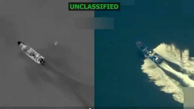 英語で「UNCLASSIFIED(機密解除)」と緑色の文字で書かれた写真。左は海上の船のレーダー画像の様子。左は白波を立てて青い水面を進む船の空撮写真の様子