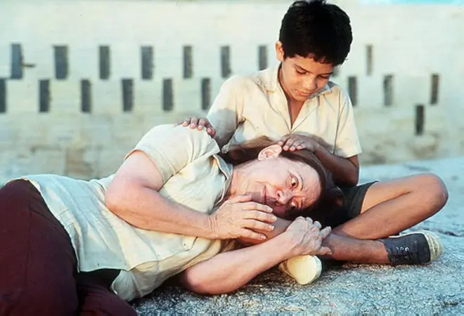 Cena do filme Central do Brasil com Vinicius de Oliveira e Fernanda Torres