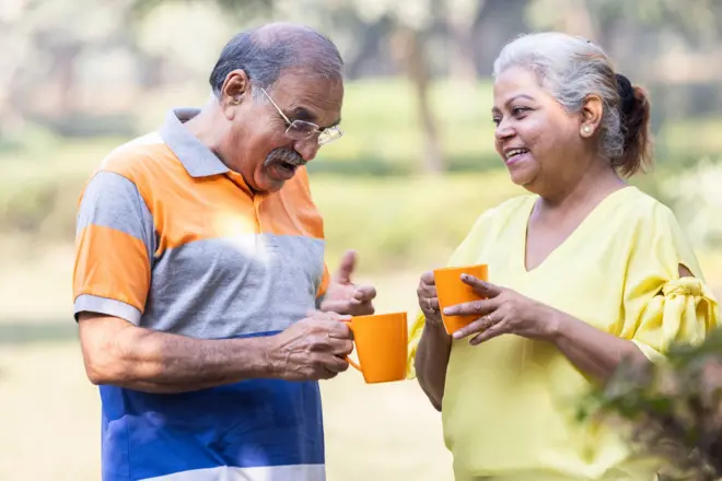కాఫీ తాగుతున్న ఇద్దరు వ్యక్తులు