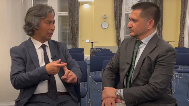 Қашғарлик Тоҳир Ҳамут Изгил ўтмишда уч йил Ҳитой турмасида жазони ўтаб чиққан, аммо 2017 йилги қатағонлар бошланганида мамлакатдан қочишга қарор қилган.