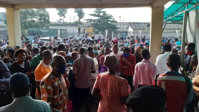 Cross section of pipo wey dey rush to do NIN registration for Lagos on Monday