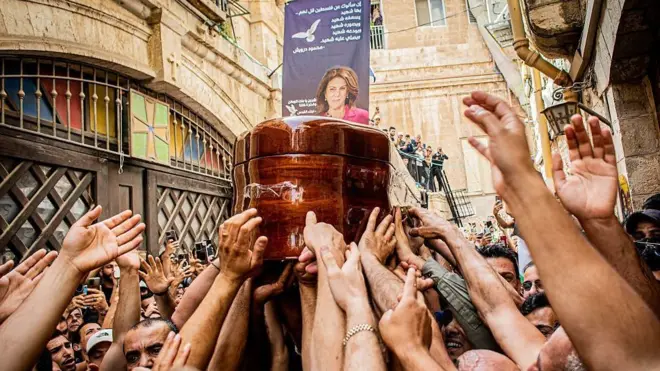 شارك آلاف في تشييع جثمان الصحفية الفلسطينية في مدينة القدس في مراسم شابتها فوضى واشتباكات بين الشرطة الإسرائيلية والمشيعيين الفلسطينيين.