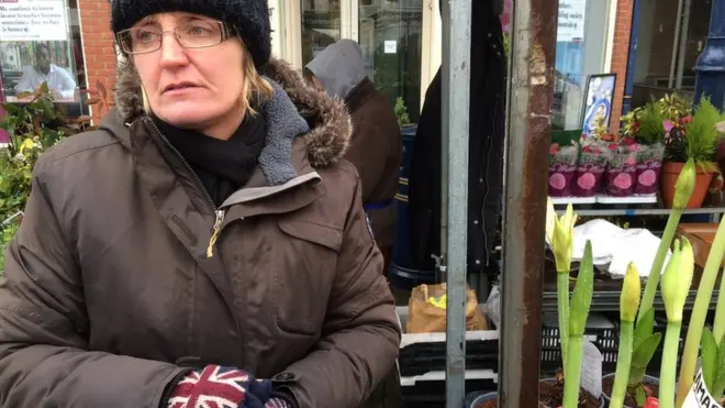 Mandy vende flores y plantas en el mercado de Boston.