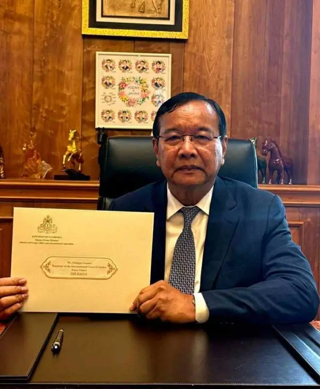 Một vị quan chức Campuchia cầm đơn kiện của nước này gửi đến Chánh Văn phòng Tòa án Công lý Quốc tế Philippe Gautier ở The Hague