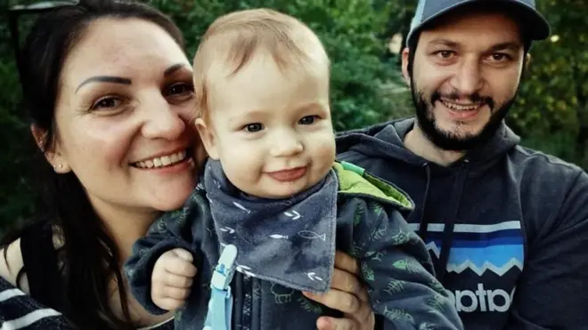 우크라이나의 한 가족이 방공호 안에서 한 살배기 아이를 키우는 일상을 직접 촬영했다.