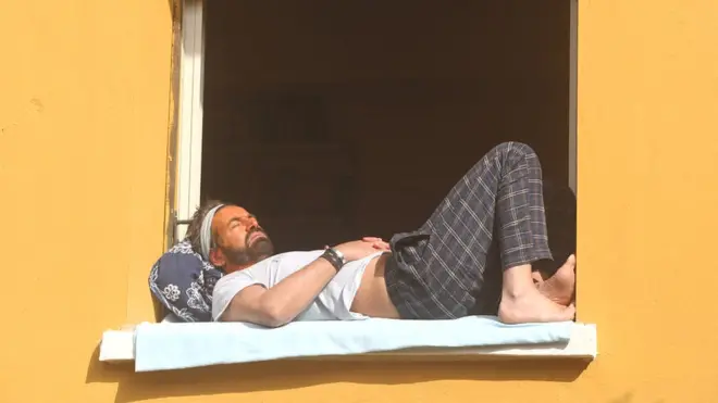 فيروس كورونا: 4 طرق آمنة لمساعدة الآخرين