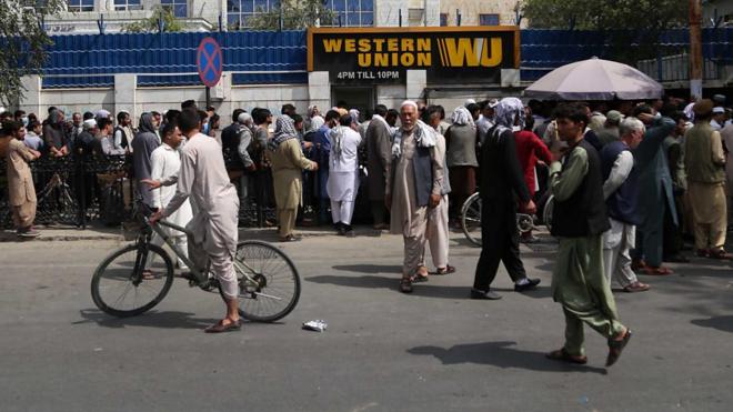 阿富汗民眾在喀布爾一家銀行外排隊（新華社圖片31/8/2021）