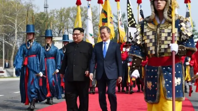 Moon Jae-in və Kim Jong-un-u ənənəvi kostyumda olan şərəf qarovulları qarşılayıb