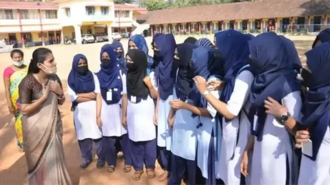 హిజాబ్ ధరించిన ముస్లిం విద్యార్థులు