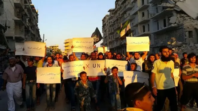 Kuşatma altındaki doğu Halep'te yaşayanlar BM tırlarının geçişine izin verilmesi için sokaklara çıktı.