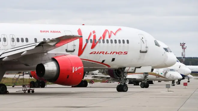 Boeing 757 на стоянке в Домодедово со снятыми двигателями