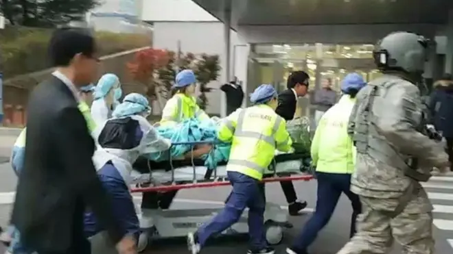 후송되고 있는 북한군 병사