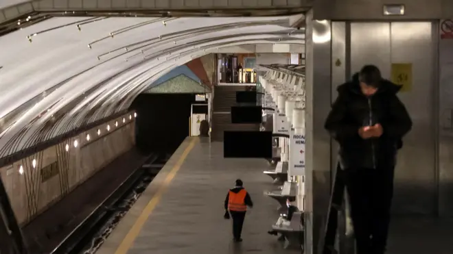 Пустынная станция метро.