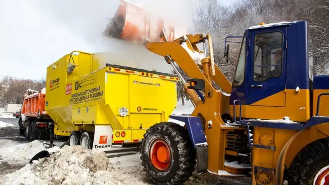 У Києві з'явилися машини, що "їдять" сніг