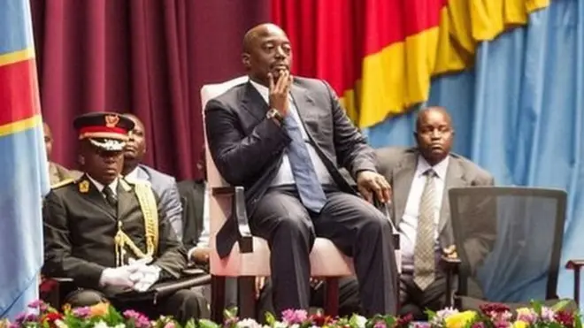 Joseph Kabila devant un drapeau Congolais au Palais de la République congolais, siège de l'Assemblée nationale.