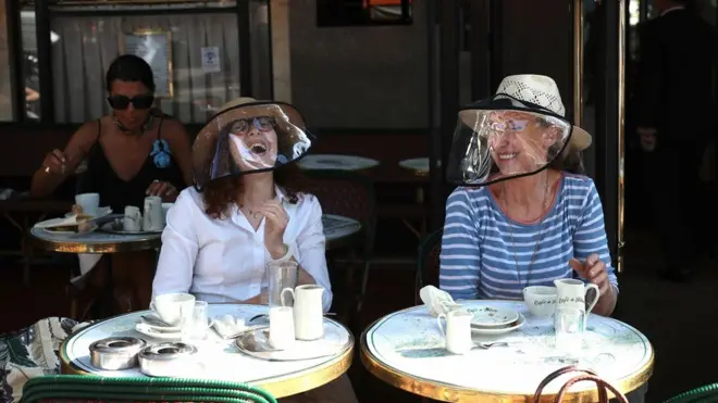 на террасе в кафе в париже