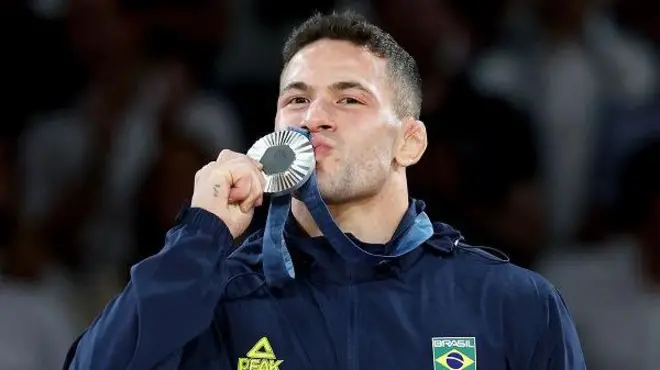 Willian Lima posa com medalhaslot pg softprata