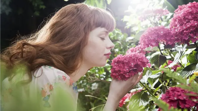 Девушка и цветы